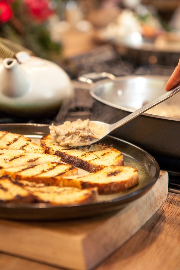 pour the the mushrooms with the sauce over the toasts