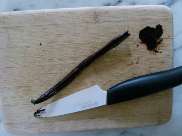 remove vanilla seeds from pod