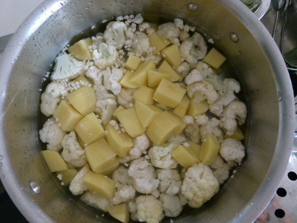 cook the cauliflower and potatoes together
