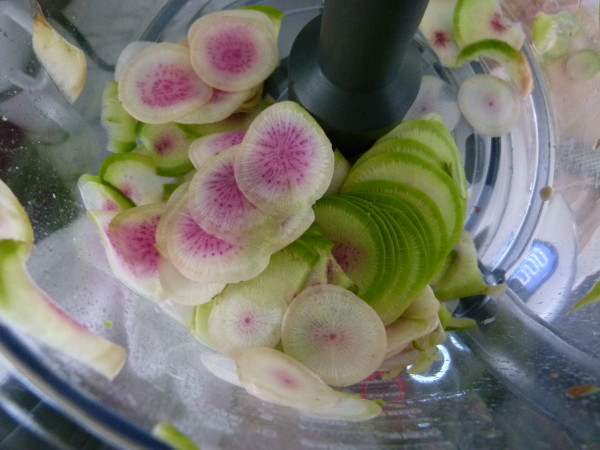 cut watermelon radishes crosswise